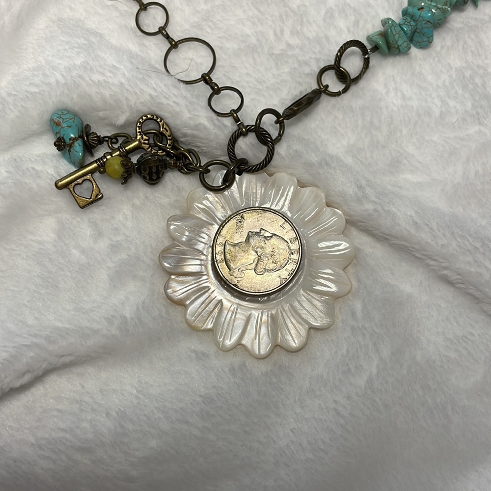 Kitsch Spring Necklace - Picture 7 of 8
